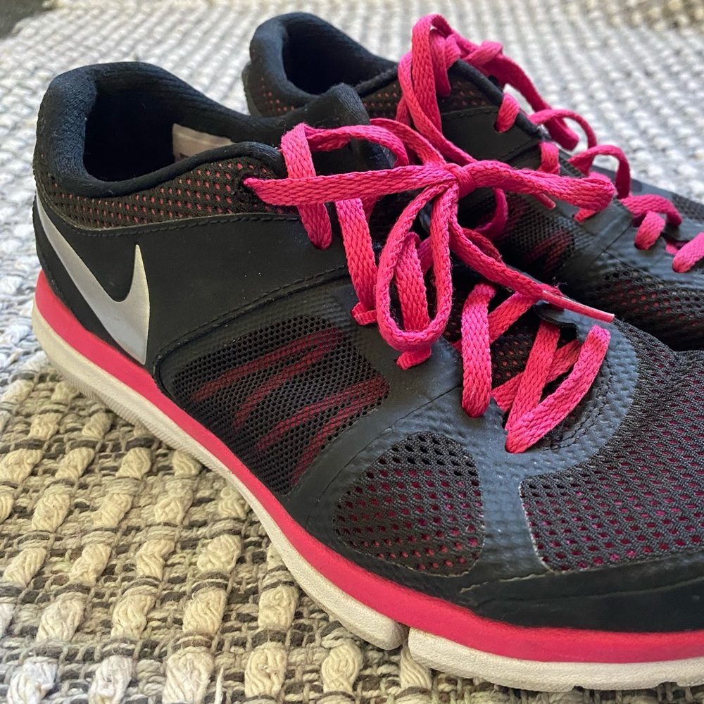 Nike Women’s fitsole black & pink shoes